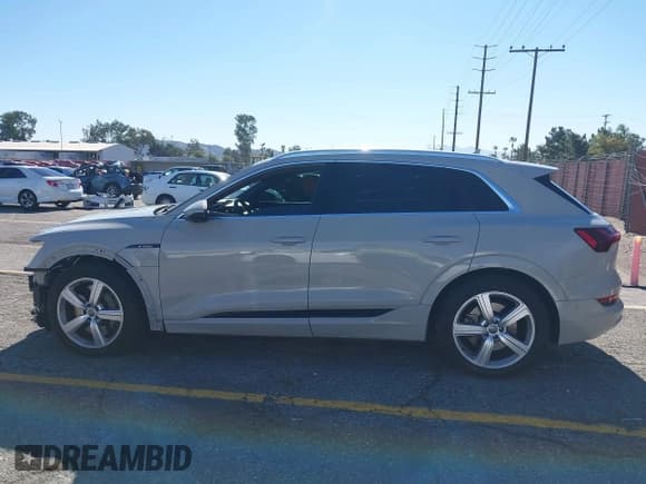 ✅ 2019 Audi e-tron Premium Plus • VIN: WA1LAAGE2KB011830 • Лот: 43731686. Опубликован ранее на IAAI с пробегом 80 487 миль. Бесплатный доступ к архиву аукционных продаж из США и подробный отчёт об истории автомобиля на DreamBid. Изображение 15.