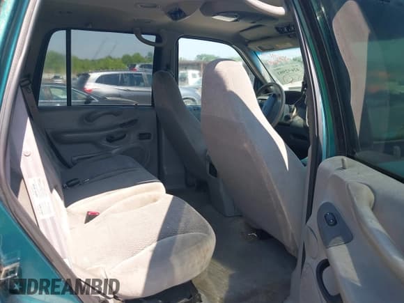 ✅ 1998 Ford Expedition XLT • VIN: 1FMPU18L8WLC39077 • Lot: 42692981. Wystawiony na IAAI z przebiegiem 273 619 mil. Bezpłatny archiwum sprzedaży aukcyjnych z USA i szczegółowy raport historii pojazdu na DreamBid. Zdjęcie 8.