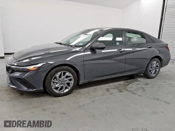 ✅ 2024 Hyundai Elantra SEL • VIN: KMHLM4DG0RU671282 • Lot: 72103885. Wystawiony na Copart z przebiegiem 70 915 mil. Bezpłatny archiwum sprzedaży aukcyjnych z USA i szczegółowy raport historii pojazdu na DreamBid. Zdjęcie 1.