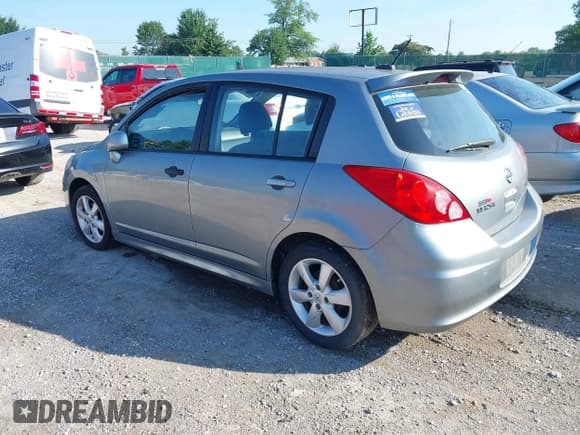 ✅ 2011 Nissan Versa S • VIN: 3N1BC1CP8BL483762 • Lot: 42772124. Listed on IAAI with 135,837 mi. Free auction sales archive from the USA and detailed vehicle history report at DreamBid. Image 3.