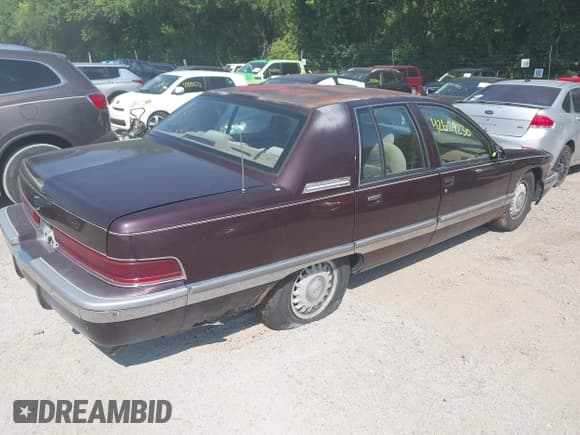 ✅ 1996 Buick Roadmaster • VIN: 1G4BT52P4TR412635 • Lot: 42629230. Wystawiony na IAAI z przebiegiem 281 272 mil. Bezpłatny archiwum sprzedaży aukcyjnych z USA i szczegółowy raport historii pojazdu na DreamBid. Zdjęcie 4.