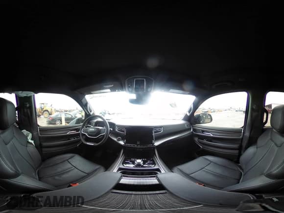 ✅ 2024 Jeep Wagoneer Series III • VIN: 1C4SJVDP2RS155659 • Lot: 41965080. Wystawiony na IAAI z przebiegiem 9 297 mil. Bezpłatny archiwum sprzedaży aukcyjnych z USA i szczegółowy raport historii pojazdu na DreamBid. Zdjęcie 18.