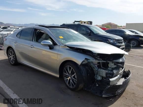 2022 Toyota Camry XLE z VIN 4T1F11AK3NU033583, wystawiony jako IAAI lot #42358589 z przebiegiem 120 000 mil mil oraz . Historia ofert i sprzedaży dostępna na DreamBid. Obrazek 1.