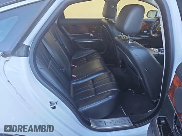 ✅ 2013 Jaguar XJ • VIN: SAJWJ1CD7D8V49599 • Lot: 43230675. Wystawiony na Copart z przebiegiem 133 163 mil. Bezpłatny archiwum sprzedaży aukcyjnych z USA i szczegółowy raport historii pojazdu na DreamBid. Zdjęcie 6.