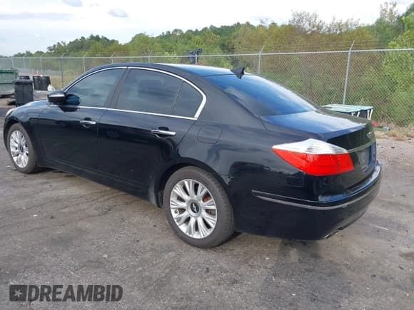✅ 2009 Hyundai Genesis • VIN: KMHGC46E99U017557 • Lot: 43324510. Wystawiony na IAAI z przebiegiem 276 635 mil. Bezpłatny archiwum sprzedaży aukcyjnych z USA i szczegółowy raport historii pojazdu na DreamBid. Zdjęcie 3.