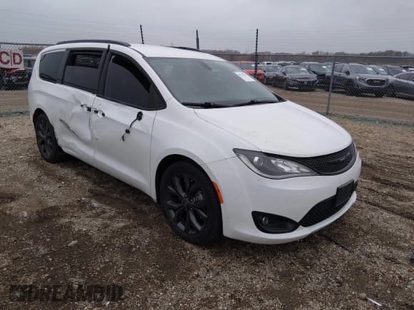 ✅ 2018 Chrysler Pacifica Touring L Plus • VIN: 2C4RC1EG8JR338070 • Lot: 43731413. Wystawiony na IAAI z przebiegiem 169 772 mil. Bezpłatny archiwum sprzedaży aukcyjnych z USA i szczegółowy raport historii pojazdu na DreamBid. Zdjęcie 1.