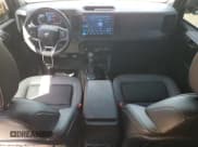 ✅ 2024 Ford Bronco Black Diamond • VIN: 1FMDE1BH4RLA71687 • Лот: 65569375. Опубликован ранее на Copart с пробегом 29 455 миль. Бесплатный доступ к архиву аукционных продаж из США и подробный отчёт об истории автомобиля на DreamBid. Изображение 8.