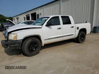 2005 Dodge Dakota Laramie z VIN 1D7HE58N35S224298, wystawiony jako Copart lot #70650524 z przebiegiem 179 946 mil mil oraz Szkoda całkowita • Salvage title. Historia ofert i sprzedaży dostępna na DreamBid. Obrazek 1.