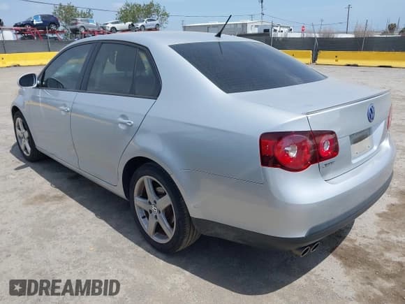 ✅ 2010 Volkswagen Jetta Limited Edition • VIN: 3VWAZ7AJ5AM108930 • Lot: 42117095. Wystawiony na IAAI z przebiegiem 126 887 mil. Bezpłatny archiwum sprzedaży aukcyjnych z USA i szczegółowy raport historii pojazdu na DreamBid. Zdjęcie 3.