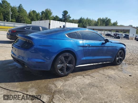 ✅ 2022 Ford Mustang EcoBoost • VIN: 1FA6P8TH6N5126028 • Lot: 86487775. Wystawiony na Copart z przebiegiem 45 860 mil. Bezpłatny archiwum sprzedaży aukcyjnych z USA i szczegółowy raport historii pojazdu na DreamBid. Zdjęcie 3.