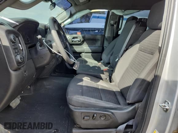 ✅ 2022 Chevrolet Silverado 1500 Custom Trail Boss • VIN: 3GCPDCEK3NG610976 • Lot: 85005305. Wystawiony na Copart z przebiegiem 95 291 mil. Bezpłatny archiwum sprzedaży aukcyjnych z USA i szczegółowy raport historii pojazdu na DreamBid. Zdjęcie 7.