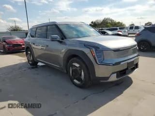 ✅ 2024 Kia EV9 Wind • VIN: KNDAFFS52R6030609 • Lot: 72476804. Wystawiony na Copart z przebiegiem 8 218 mil. Bezpłatny archiwum sprzedaży aukcyjnych z USA i szczegółowy raport historii pojazdu na DreamBid. Zdjęcie 4.