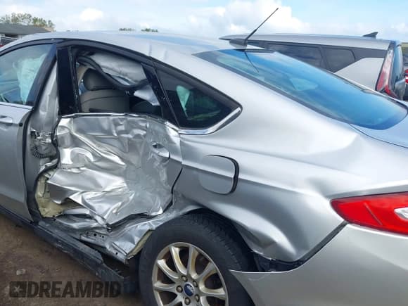 ✅ 2016 Ford Fusion S • VIN: 3FA6P0G76GR113122 • Lot: 43275861. Wystawiony na IAAI z przebiegiem 168 003 mil. Bezpłatny archiwum sprzedaży aukcyjnych z USA i szczegółowy raport historii pojazdu na DreamBid. Zdjęcie 6.