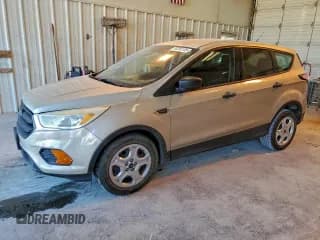 ✅ 2017 Ford Escape S • VIN: 1FMCU0F71HUC95230 • Лот: 94747185. Опубликован ранее на Copart с пробегом 152 668 миль. Бесплатный доступ к архиву аукционных продаж из США и подробный отчёт об истории автомобиля на DreamBid. Изображение 1.