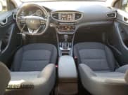 ✅ 2019 Hyundai Ioniq SEL • VIN: KMHC75LC1KU134244 • Lot: 83641544. Wystawiony na Copart z przebiegiem 74 875 mil. Bezpłatny archiwum sprzedaży aukcyjnych z USA i szczegółowy raport historii pojazdu na DreamBid. Zdjęcie 8.