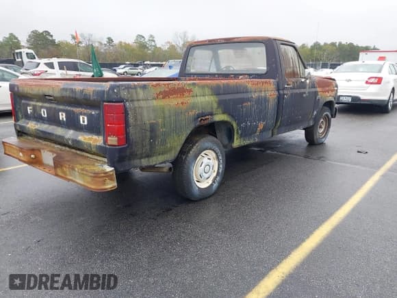 ✅ 1986 Ford F-150 • VIN: 2FTCF15Y2GCA74328 • Lot: 43769195. Wystawiony na IAAI z przebiegiem 103 245 mil. Bezpłatny archiwum sprzedaży aukcyjnych z USA i szczegółowy raport historii pojazdu na DreamBid. Zdjęcie 4.