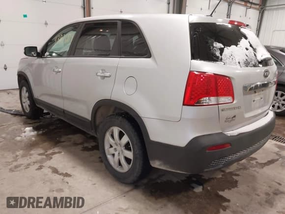 ✅ 2011 Kia Sorento LX • VIN: 5XYKTCA15BG015079 • Lot: 43826814. Wystawiony na IAAI z przebiegiem 176 089 mil. Bezpłatny archiwum sprzedaży aukcyjnych z USA i szczegółowy raport historii pojazdu na DreamBid. Zdjęcie 3.