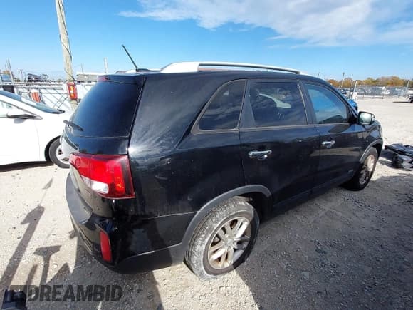 ✅ 2014 Kia Sorento LX • VIN: 5XYKTCA68EG506360 • Lot: 43611136. Wystawiony na IAAI z przebiegiem 200 647 mil. Bezpłatny archiwum sprzedaży aukcyjnych z USA i szczegółowy raport historii pojazdu na DreamBid. Zdjęcie 4.