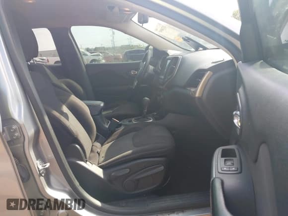 ✅ 2017 Jeep Cherokee Latitude • VIN: 1C4PJMCS5HW529744 • Лот: 43240997. Опубликован ранее на IAAI с пробегом 90 360 миль. Бесплатный доступ к архиву аукционных продаж из США и подробный отчёт об истории автомобиля на DreamBid. Изображение 5.