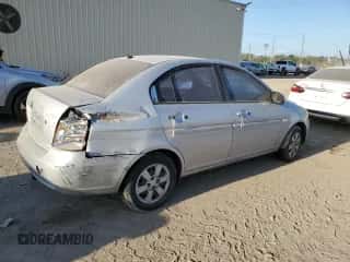 2007 Hyundai Accent GLS z VIN KMHCN46C57U120849, wystawiony jako Copart lot #77778604 z przebiegiem 203 426 mil mil oraz Szkoda całkowita • Salvage title. Historia ofert i sprzedaży dostępna na DreamBid. Obrazek 3.