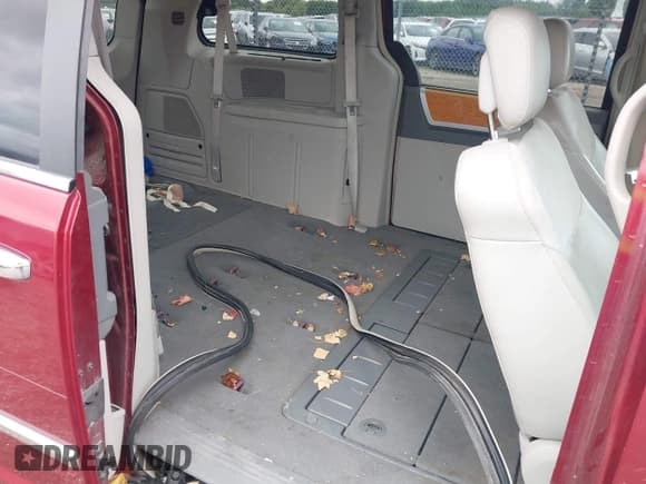 ✅ 2010 Chrysler Town & Country Limited • VIN: 2A4RR7DX7AR366259 • Lot: 42310955. Wystawiony na IAAI z przebiegiem 133 213 mil. Bezpłatny archiwum sprzedaży aukcyjnych z USA i szczegółowy raport historii pojazdu na DreamBid. Zdjęcie 8.