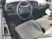 1998 Dodge 1500 z VIN 3B7HF13Y8WG215512, wystawiony jako Copart lot #76803314 z przebiegiem Nie podano mil oraz Szkoda całkowita • Salvage title. Historia ofert i sprzedaży dostępna na DreamBid. Obrazek 8.