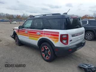 ✅ 2025 Ford Bronco • VIN: 3FMCR9KN2SRE84798 • Lot: 43518488. Wystawiony na IAAI z przebiegiem 6 885 mil. Bezpłatny archiwum sprzedaży aukcyjnych z USA i szczegółowy raport historii pojazdu na DreamBid. Zdjęcie 3.