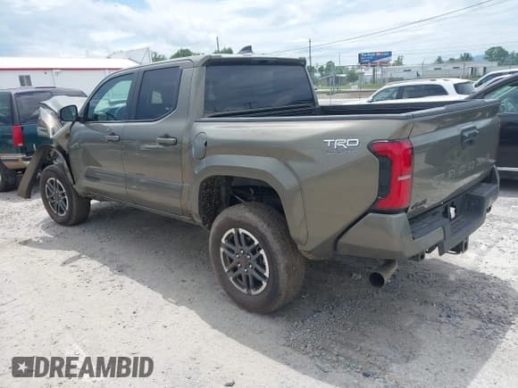 ✅ 2025 Toyota Tacoma SR • VIN: 3TMLB5JN8SM108333 • Лот: 42528079. Опубликован ранее на IAAI с пробегом 3 596 миль. Бесплатный доступ к архиву аукционных продаж из США и подробный отчёт об истории автомобиля на DreamBid. Изображение 3.