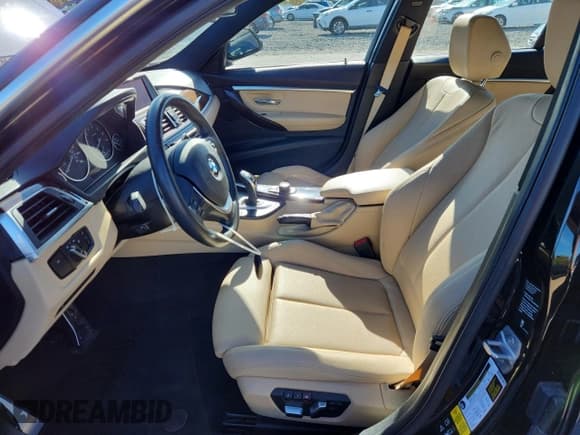 ✅ 2018 BMW 3 Series 330i xDrive • VIN: WBA8D9C59JEM32400 • Lot: 82441155. Wystawiony na Copart z przebiegiem 68 036 mil. Bezpłatny archiwum sprzedaży aukcyjnych z USA i szczegółowy raport historii pojazdu na DreamBid. Zdjęcie 7.