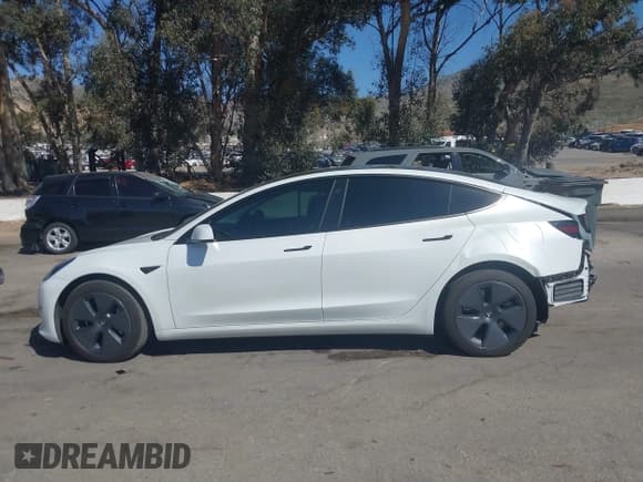 ✅ 2022 Tesla Model 3 Long Range • VIN: 5YJ3E1EB8NF212930 • Lot: 41658127. Wystawiony na IAAI z przebiegiem 43 773 mil. Bezpłatny archiwum sprzedaży aukcyjnych z USA i szczegółowy raport historii pojazdu na DreamBid. Zdjęcie 15.