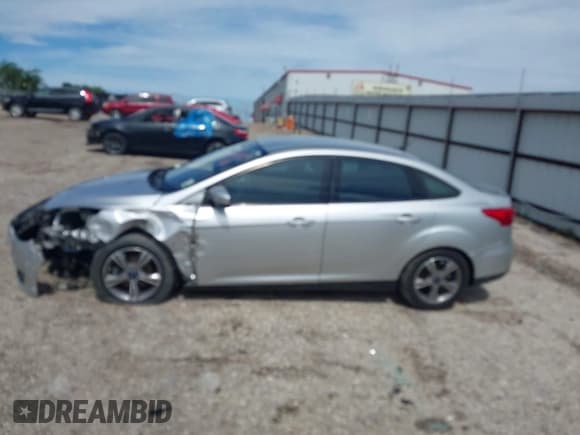 ✅ 2018 Ford Focus SE • VIN: 1FADP3FE8JL256734 • Lot: 42432093. Wystawiony na IAAI z przebiegiem 124 484 mil. Bezpłatny archiwum sprzedaży aukcyjnych z USA i szczegółowy raport historii pojazdu na DreamBid. Zdjęcie 15.