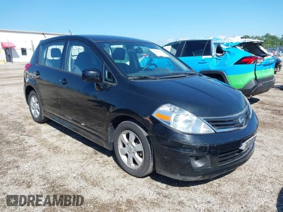 ✅ 2011 Nissan Versa S • VIN: 3N1BC1CPXBL372193 • Lot: 43096652. Wystawiony na IAAI z przebiegiem 79 318 mil. Bezpłatny archiwum sprzedaży aukcyjnych z USA i szczegółowy raport historii pojazdu na DreamBid. Zdjęcie 1.