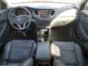 2017 Hyundai Tucson SE Plus z VIN KM8J33A46HU541889, wystawiony jako Copart lot #91064325 z przebiegiem 219 346 mil mil oraz Szkoda całkowita • Salvage title. Historia ofert i sprzedaży dostępna na DreamBid. Obrazek 8.