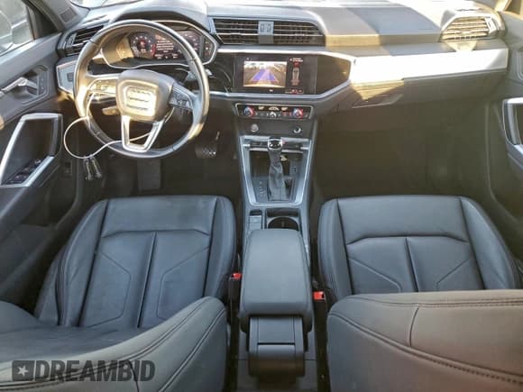 ✅ 2020 Audi Q3 Premium • VIN: WA1AECF34L1061305 • Lot: 95928365. Wystawiony na Copart z przebiegiem 49 629 mil. Bezpłatny archiwum sprzedaży aukcyjnych z USA i szczegółowy raport historii pojazdu na DreamBid. Zdjęcie 8.