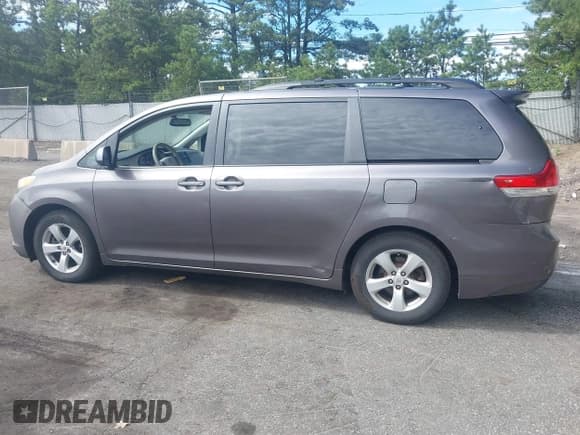 ✅ 2011 Toyota Sienna LE AAS • VIN: 5TDKK3DC1BS014370 • Лот: 43029942. Опубликован ранее на IAAI с пробегом 163 359 миль. Бесплатный доступ к архиву аукционных продаж из США и подробный отчёт об истории автомобиля на DreamBid. Изображение 14.