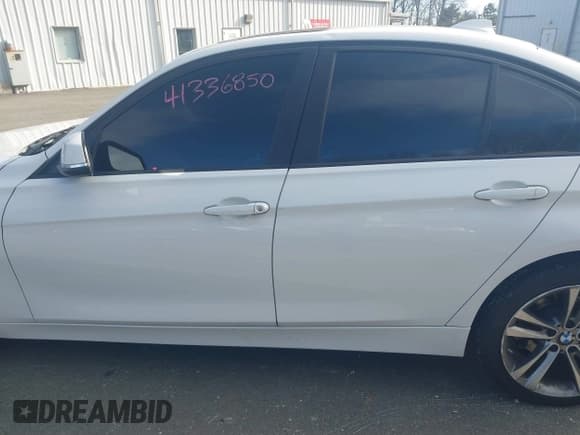 ✅ 2015 BMW 3 Series 320i xDrive • VIN: WBA3C3G55FNS75282 • Lot: 41336850. Wystawiony na IAAI z przebiegiem 120 856 mil. Bezpłatny archiwum sprzedaży aukcyjnych z USA i szczegółowy raport historii pojazdu na DreamBid. Zdjęcie 14.