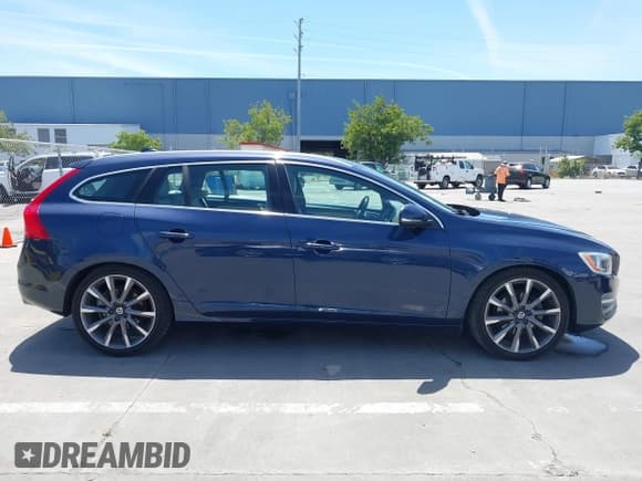 ✅ 2015 Volvo V60 T5 Drive-E Premier • VIN: YV140MEKXF1252046 • Lot: 42254682. Wystawiony na IAAI z przebiegiem 90 666 mil. Bezpłatny archiwum sprzedaży aukcyjnych z USA i szczegółowy raport historii pojazdu na DreamBid. Zdjęcie 13.