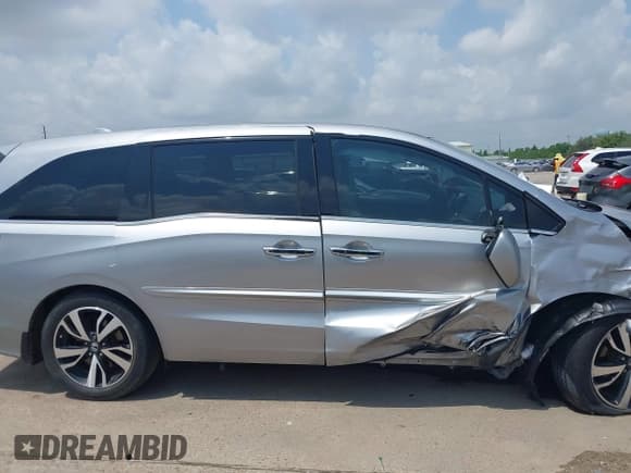 ✅ 2018 Honda Odyssey Elite • VIN: 5FNRL6H98JB062513 • Lot: 42126318. Listed on IAAI with 75,589 mi. Free auction sales archive from the USA and detailed vehicle history report at DreamBid. Image 14.
