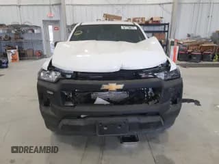 ✅ 2023 Chevrolet Colorado 2WD Work Truck • VIN: 1GCGSBEC1P1255915 • Лот: 75647704. Опубликован ранее на Copart с пробегом 12 977 миль. Бесплатный доступ к архиву аукционных продаж из США и подробный отчёт об истории автомобиля на DreamBid. Изображение 5.