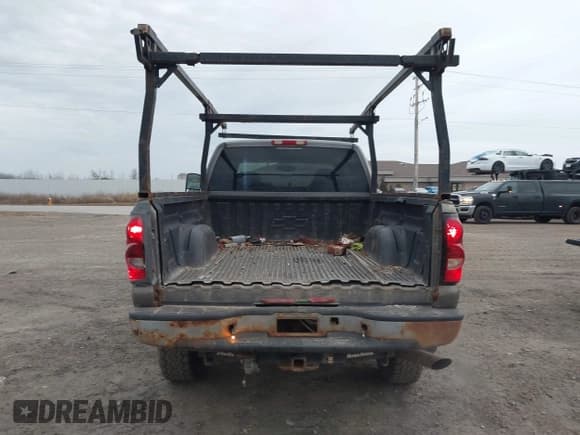 ✅ 2007 Chevrolet Silverado 2500HD Work Truck • VIN: 1GCHK29U17E185560 • Lot: 43741564. Wystawiony na IAAI z przebiegiem 197 234 mil. Bezpłatny archiwum sprzedaży aukcyjnych z USA i szczegółowy raport historii pojazdu na DreamBid. Zdjęcie 16.