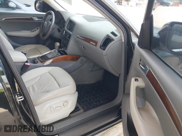 ✅ 2010 Audi Q5 Premium • VIN: WA1CKAFP4AA047913 • Lot: 42528543. Listed on IAAI with 201,043 mi. Free auction sales archive from the USA and detailed vehicle history report at DreamBid. Image 5.