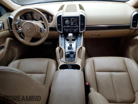 ✅ 2011 Porsche Cayenne S • VIN: WP1AB2A24BLA44660 • Lot: 90015865. Wystawiony na Copart z przebiegiem 271 687 mil. Bezpłatny archiwum sprzedaży aukcyjnych z USA i szczegółowy raport historii pojazdu na DreamBid. Zdjęcie 8.