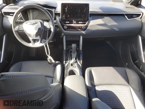 ✅ 2024 Toyota Corolla Cross Hybrid XSE • VIN: 7MUFBABG1RV059319 • Lot: 87305005. Wystawiony na Copart z przebiegiem Nie podano. Bezpłatny archiwum sprzedaży aukcyjnych z USA i szczegółowy raport historii pojazdu na DreamBid. Zdjęcie 8.