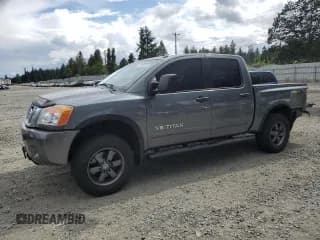 ✅ 2015 Nissan Titan SV • VIN: 1N6AA0EC5FN513631 • Лот: 61260425. Опубликован ранее на Copart с пробегом 160 408 миль. Бесплатный доступ к архиву аукционных продаж из США и подробный отчёт об истории автомобиля на DreamBid. Изображение 1.