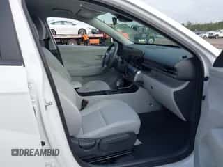 2025 Hyundai Kona SEL with VIN KM8HB3AB6SU196452, listed as a IAAI auction lot 41423802 with 1,765 mi miles and . Bid and sale history available at DreamBid. Image 5.