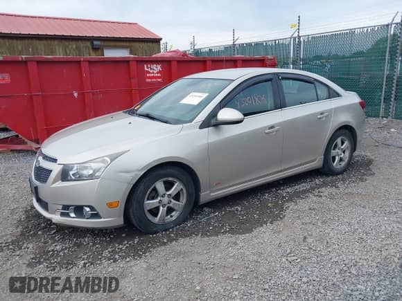 2013 Chevrolet Cruze 1LT z VIN 1G1PC5SBXD7323835, wystawiony jako IAAI lot #43201906 z przebiegiem 102 577 mil mil oraz . Historia ofert i sprzedaży dostępna na DreamBid. Obrazek 21.