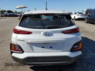 2020 Hyundai Kona SE z VIN KM8K12AA3LU556286, wystawiony jako Copart lot #38999873 z przebiegiem 21 700 mil mil oraz . Historia ofert i sprzedaży dostępna na DreamBid. Obrazek 6.