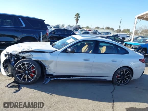 ✅ 2025 BMW i4 eDrive40 • VIN: WBY23HD09SFU19035 • Lot: 41359569. Listed on IAAI with 303 mi. Free auction sales archive from the USA and detailed vehicle history report at DreamBid. Image 14.