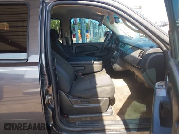 ✅ 2010 Chevrolet Suburban LS • VIN: 1GNUCHE05AR204166 • Lot: 42615057. Listed on IAAI with 256,712 mi. Free auction sales archive from the USA and detailed vehicle history report at DreamBid. Image 5.