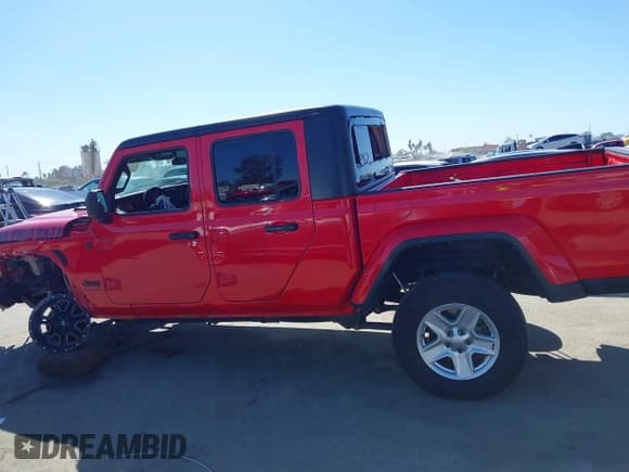✅ 2022 Jeep Gladiator Willys Sport • VIN: 1C6HJTAG0NL180848 • Lot: 41778129. Wystawiony na IAAI z przebiegiem Nie podano. Bezpłatny archiwum sprzedaży aukcyjnych z USA i szczegółowy raport historii pojazdu na DreamBid. Zdjęcie 15.
